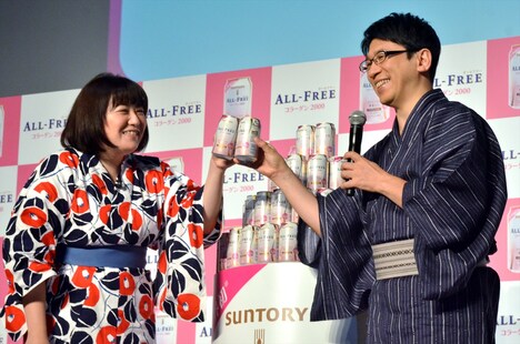 乾杯する（左から）森三中・黒沢、齋藤孝教授。