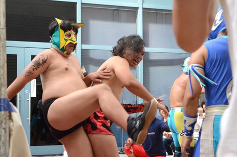 場外で戦う日村マスク。