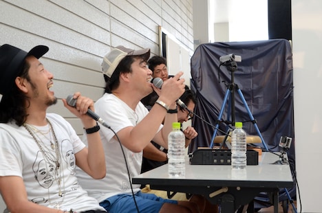 解説席の宮本博行氏、バナナマン設楽（左から）。