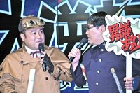 「異議ありエピソード」を話すカンニング竹山（右）。