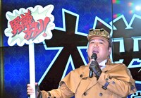 「異議ありエピソード」を話すアンタッチャブル山崎。