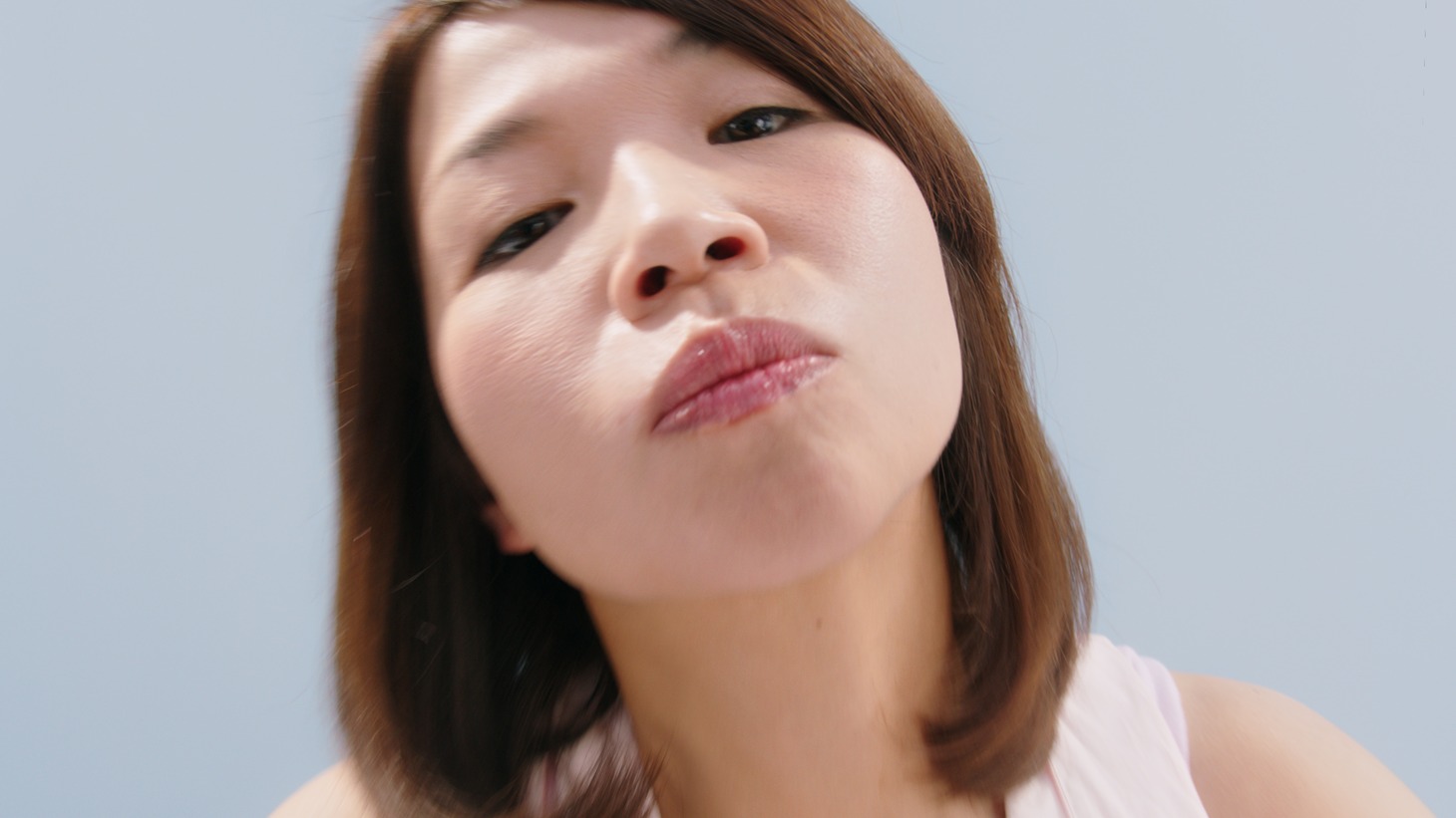 「キリン 氷結」のWEB限定動画に出演する大久保佳代子。