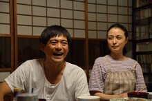 シュンの父役の博多華丸（左）と、母役の国生さゆり。（能古島写真提供：福岡市 / Photo Fumio Hashimoto）