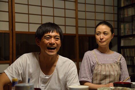 シュンの父役の博多華丸（左）と、母役の国生さゆり。（能古島写真提供：福岡市 / Photo Fumio Hashimoto）