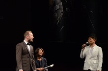 WRETHOVとのトークを楽しむ宮迫博之。