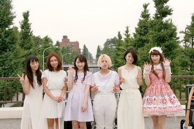 撮影に臨んだ鳥居みゆき（右端）。