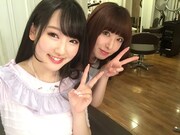 鳥居みゆきの姉・千春さん（右）と、MVで主演を務めた越智ゆらの（左）。