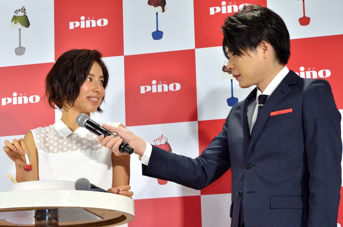 （左から）ラブリのマイクフォローをする、平成ノブシコブシ吉村。
