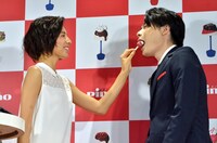 ラブリ（左）にピノフォンデュを口に運んでもらう、平成ノブシコブシ吉村（右）。