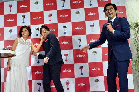 ラブリ（左）にピノフォンデュを口に運んでもらう、平成ノブシコブシ吉村（中央）と、平成ノブシコブシ徳井（右）。