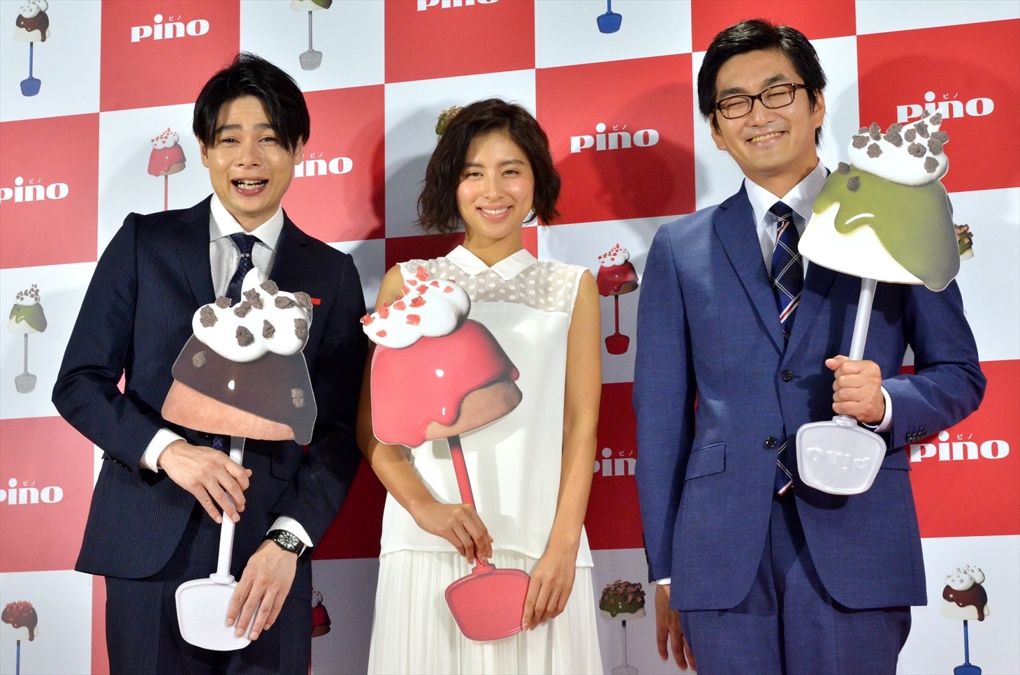 平成ノブシコブシとラブリ（中央）。
