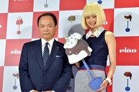 ピノフォンデュカフェの広告キャラクターを務めるモデルの泉はる（右）と、森永乳業株式会社の庄野氏（左）。