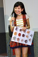 ほほえむ小池。