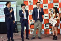 グランジにタメ口で話しかける小池（右端）。