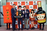 養命酒の着ぐるみと記念撮影するグランジと小池。