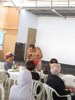 地元の男性客にあるあるをリサーチするRG（中央）。