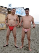 「安心してください、穿いてますよ」の決めポーズを披露するレイザーラモンRG、とにかく明るい安村（左から）。