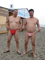 「安心してください、穿いてますよ」の決めポーズを披露するレイザーラモンRG、とにかく明るい安村（左から）。