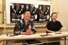 ニコ生配信後の笑い飯・哲夫と西加奈子（左から）。