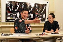 ニコ生配信後の哲夫と西加奈子（左から）。