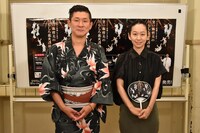 配信を終えた笑い飯・哲夫と西加奈子（左から）。