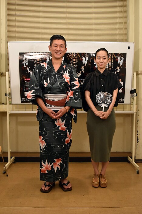 哲夫と西加奈子（左から）。