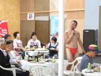 あるあるネタを熱唱するRG。