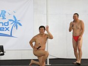 全裸に見えるポーズ「先生、お腹が痛いです」を披露する安村（左）。