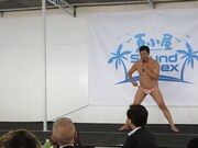 ステージでネタを披露する安村。