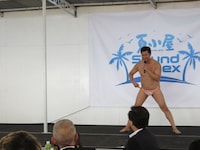 ステージでネタを披露する安村。