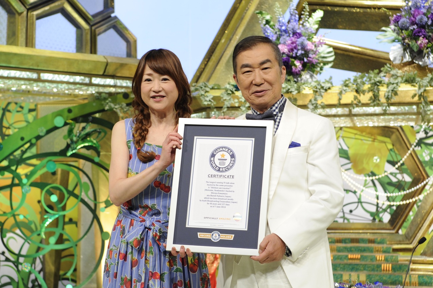 「新婚さんいらっしゃい！」ギネス世界記録認定証を授与された司会の桂文枝（右）とアシスタントの山瀬まみ。(c)ABC