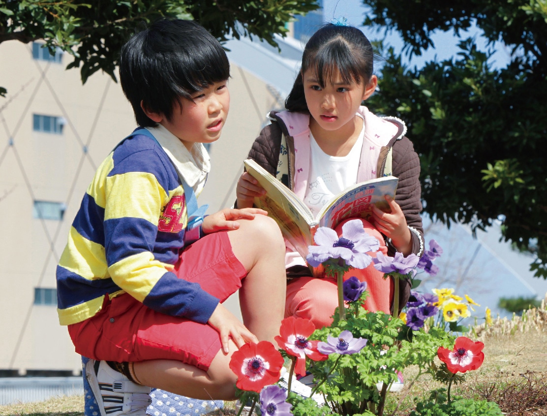 「ピラメキ子役恋ものがたり ～子役に憧れるすべての親子のために～」のワンシーン。 (c)2015 吉本興業