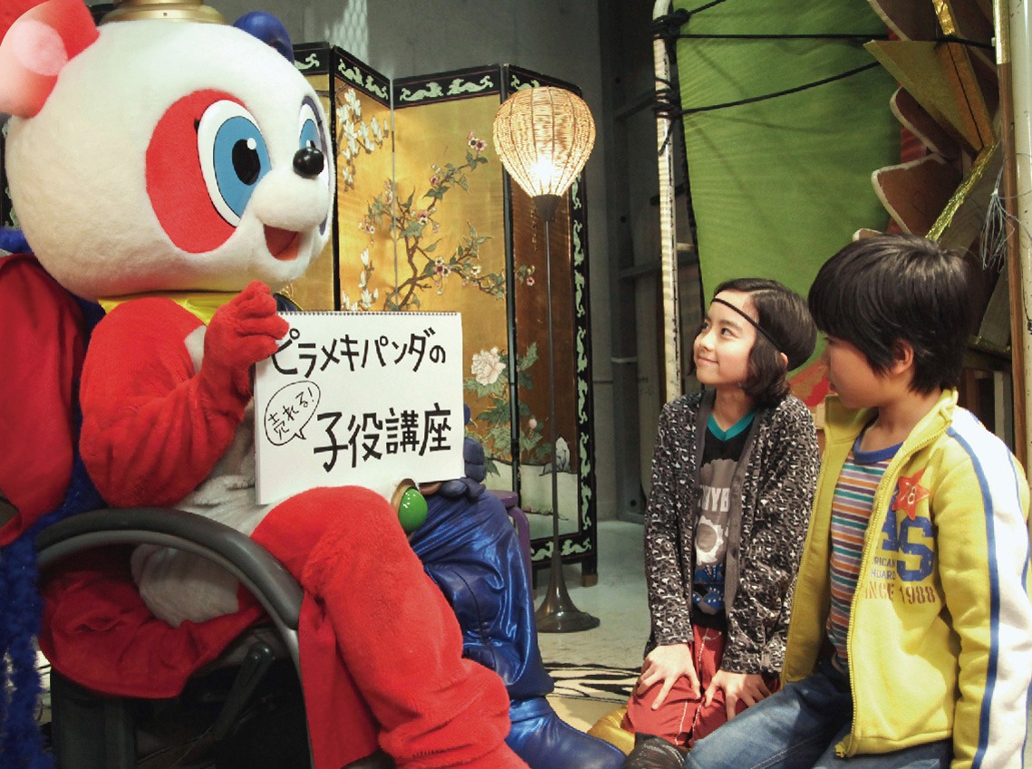 「ピラメキ子役恋ものがたり ～子役に憧れるすべての親子のために～」のワンシーン。 (c)2015 吉本興業