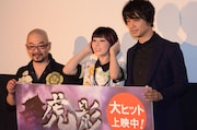監督の皮脂を自分の頭髪になじませる鳥居みゆき(中央)。