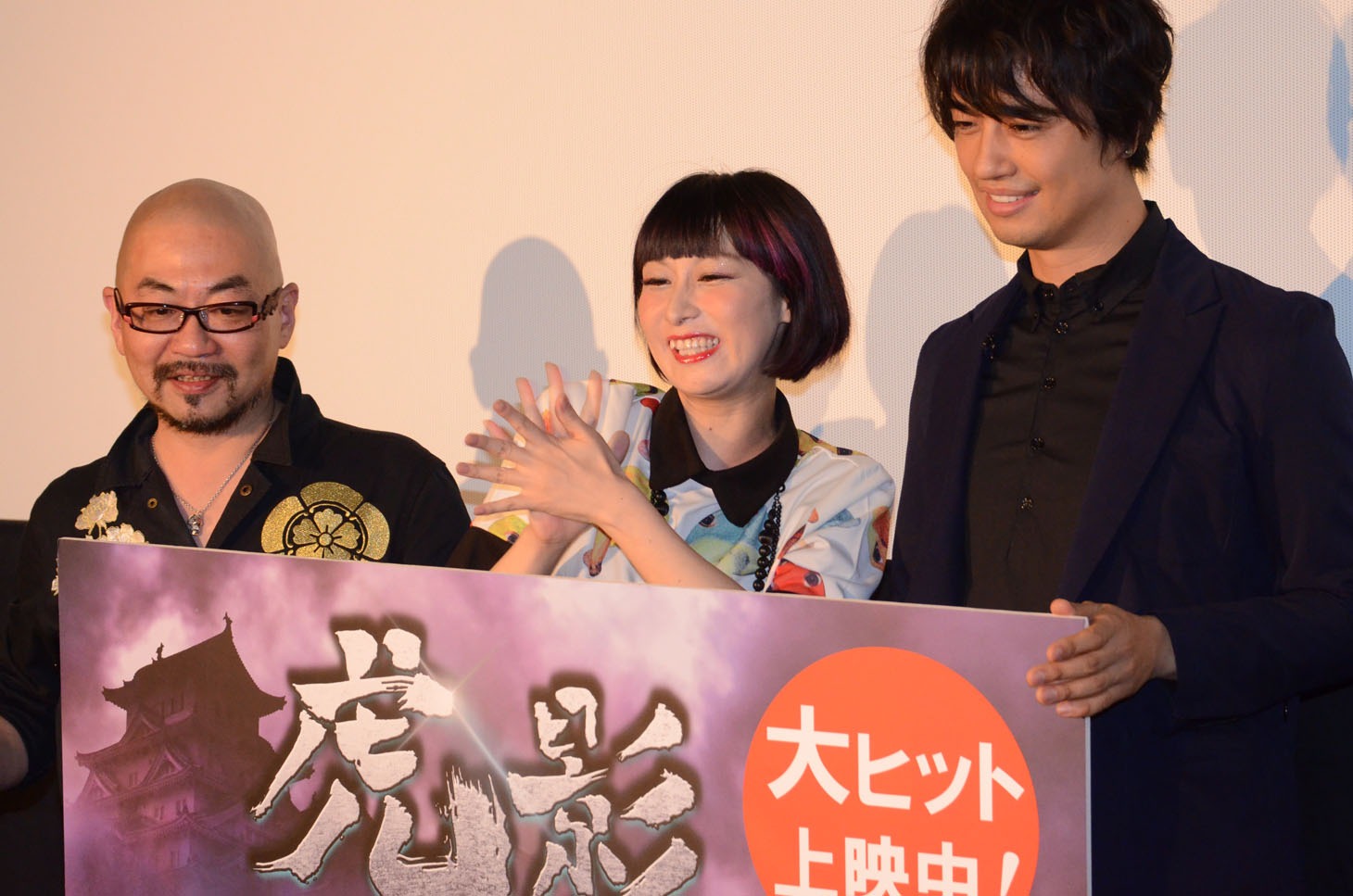 監督の頭をなで回し「ベタベタ！」と鳥居（中央）。