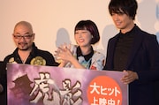 監督の頭をなで回し「ベタベタ!」と鳥居(中央)。