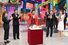 「痛快！明石家電視台 明石家さんま生誕60年スペシャル第1弾」バースデーケーキで祝福される明石家さんま（中央）。(c)MBS
