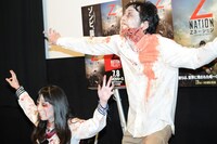 「ジャンガジャンガ」を披露する小明（左）とアンガールズ田中（右）。