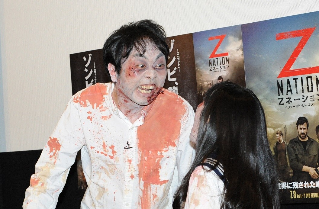 小明(右)に求婚するも威嚇されるアンガールズ田中(左)。