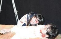 ゾンビを演じる2人。