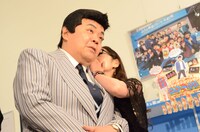 2代目三波伸介（左）に耳打ちするオケイ（右）。