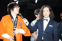 ピース又吉（右）と、プレゼントされた大宮セブンの法被を着る犬の心・押見（左）。