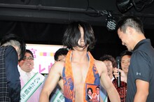 肉体美をアピールするマヂカルラブリー野田。