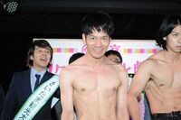 肉体美をアピールするブロードキャスト!!吉村（中央）。
