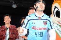 ヨイショマンのためにデザインされたユニフォームを着るGAG少年楽団・福井。