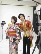 「恋のハナシをしましょうね」をリリースする水谷千重子と山内惠介（左から）。