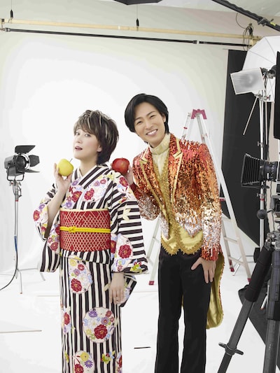 「恋のハナシをしましょうね」をリリースする水谷千重子と山内惠介（左から）。