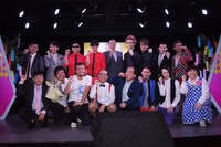 会見に出席した芸人たち。