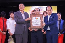 「第24期 燦々ぬまづ大使」を務めることになったトレンディエンジェル（右から2人）。