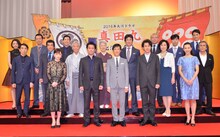 NHK大河ドラマ「真田丸」に出演する藤井隆（後列右から2人目）ら。(c)NHK